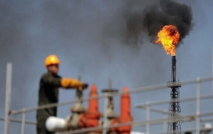 Một nhà máy lọc dầu ngoài khơi Iran. dau-mo-8709.jpg