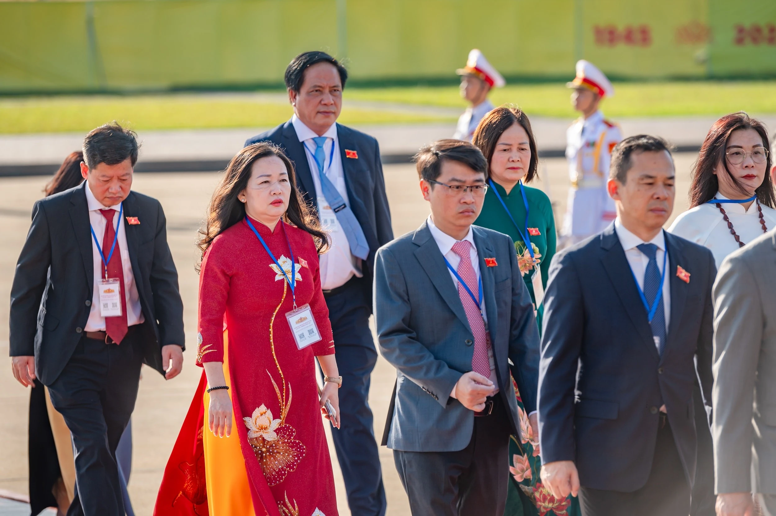 Các đại biểu dự Đại hội Đảng bộ Quốc hội vào Lăng viếng Chủ tịch Hồ Chí Minh.