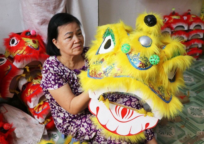 Hộ bà Trương Thị Kim Chi, phường Phú Xuân, thành phố Huế, làm đầu lân loại nhỏ để bán dịp Tết Trung Thu 2025. ttxvn-dau-lan-trung-thu-8.jpg