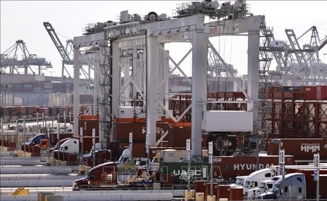 Cảng container hàng hoá ở Los Angeles, California, Mỹ. 18-7-dam-phan-thue-my-7537.jpg