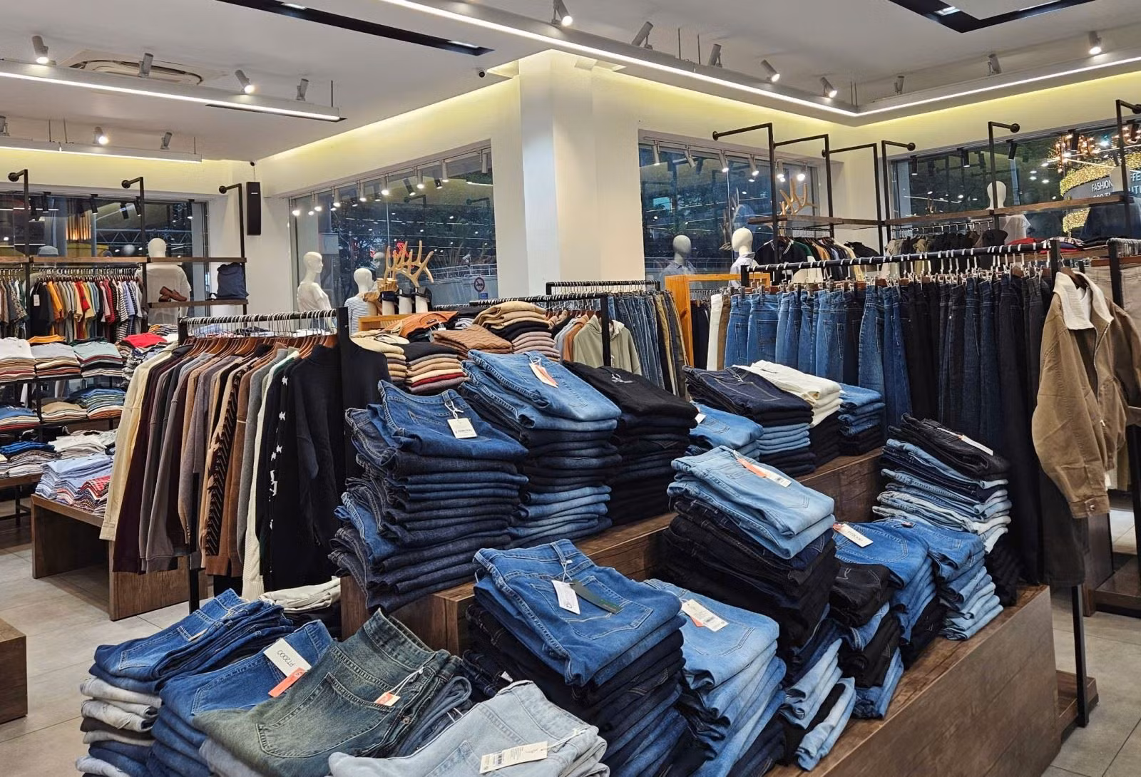 Những sản phẩm may mặc ngày càng đa dạng để đáp ứng mọi nhu cầu của khách hàng.