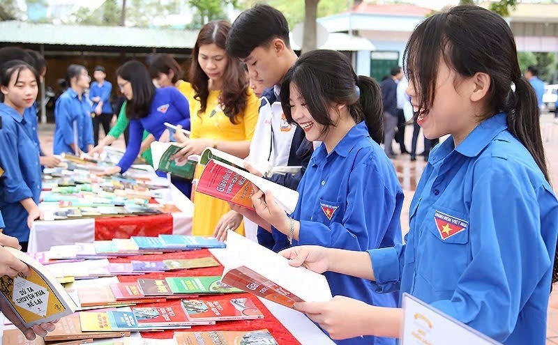 Khơi dậy thói quen đọc sách trong giới trẻ là chìa khóa để nuôi dưỡng tinh thần học tập suốt đời. van-hoa-doc-5210.jpg