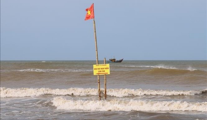 Biển cảnh báo nguy hiểm trên bãi tắm tại Khu du lịch biển Diễn Thành (Nghệ An). 12-7-duoi-nuoc-2-7678.jpg