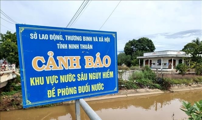Biển cảnh báo khu vực nước sâu nguy hiểm trên tuyến kênh Bắc, xã Xuân Hải (Ninh Hải, Ninh Thuận). 12-7-duoi-nuoc-1-2683.jpg