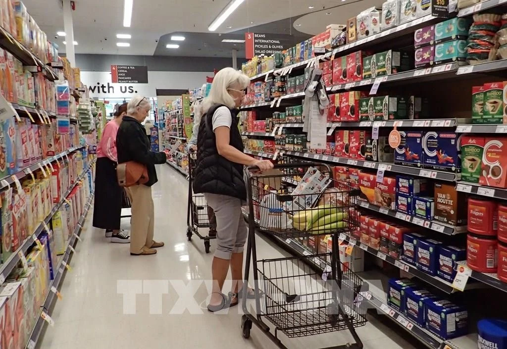 Người tiêu dùng chọn mua hàng hoá trong siêu thị tại Vancouver, British Columbia, Canada, ngày 19/8/2025.