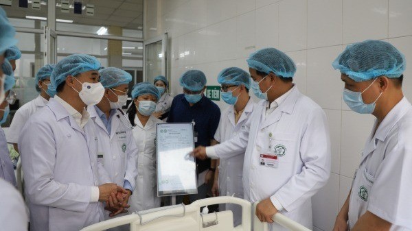 Chỉ cần ấn nút bảng điện tử ngay tại giường bệnh, bác sĩ đã biết tình trạng và quá trình điều trị của bệnh nhân. benh-vien-9608.jpg