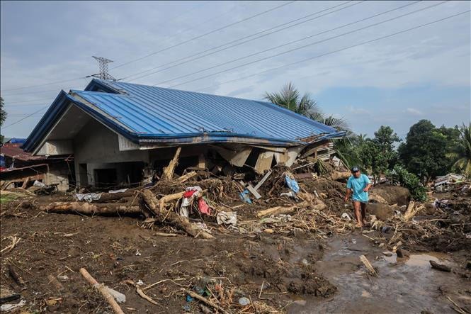 Cảnh tàn phá sau trận lở đất do bão tại tỉnh Batangas, Philippines, ngày 25/10/2024. bao-1.jpg