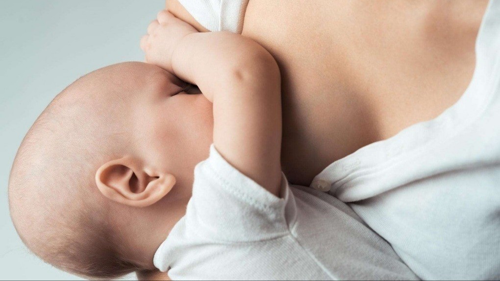 Nuôi con bằng sữa mẹ không chỉ bảo vệ sức khỏe trẻ em, quyền của phụ nữ, mà còn giúp giảm phát thải khí nhà kính. 11-7-sua-me-7874.jpg