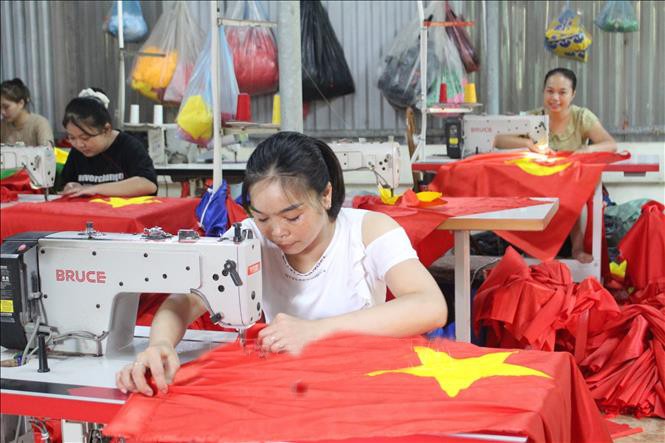 Công nhân hối hả may cờ tại Xưởng may cờ Trung Anh (thôn Giáp Long, xã Chương Dương, thành phố Hà Nội). co-2.jpg