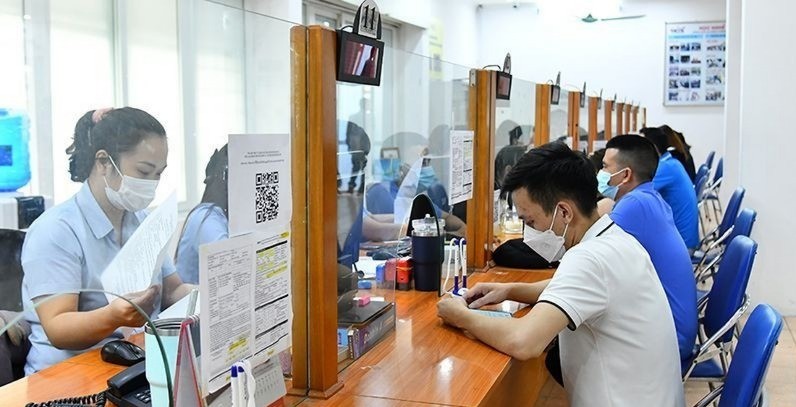 Lao động tìm hiểu thông tin về bảo hiểm thất nghiệp tại Trung tâm Dịch vụ việc làm Hà Nội. tro-cap-that-nghiep-1063.jpg