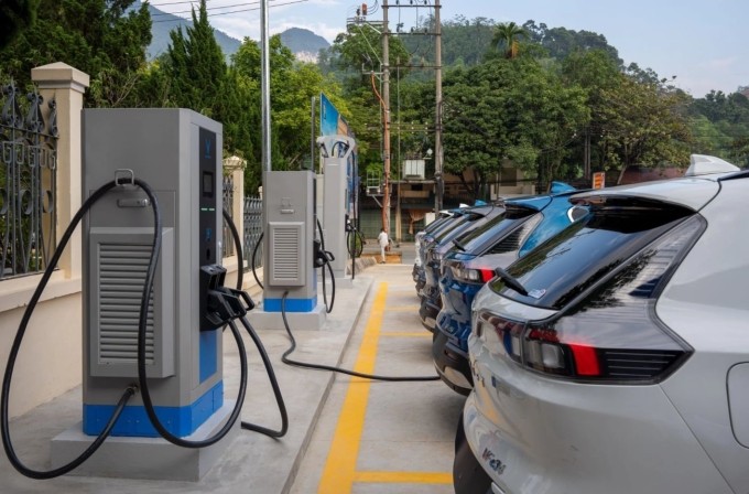 Các mẫu xe điện tại một trạm sạc ở Đà Nẵng. Các mẫu xe điện tại một trạm sạc ở Đà Nẵng.