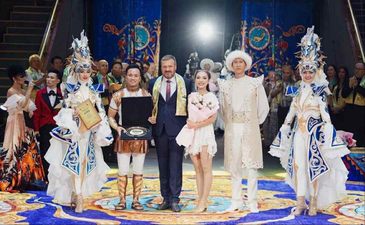 ศิลปินผู้มีคุณธรรม Thu Huong และ Thanh Tuan ได้รับรางวัลทองคำในเทศกาลละครสัตว์นานาชาติครั้งที่ 3 ที่เมืองอัลมาตี ประเทศคาซัคสถาน xiec-5-2369.jpg