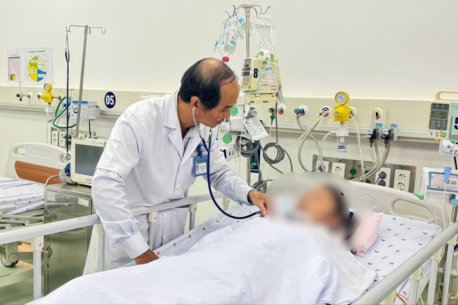 Một bệnh nhi bị sốt xuất huyết nặng, suy đa tạng, hiện đang được điều trị tại Bệnh viện Nhi đồng 1 TP Hồ Chí Minh. 19-7-sot-xuat-huyet-7914.jpg