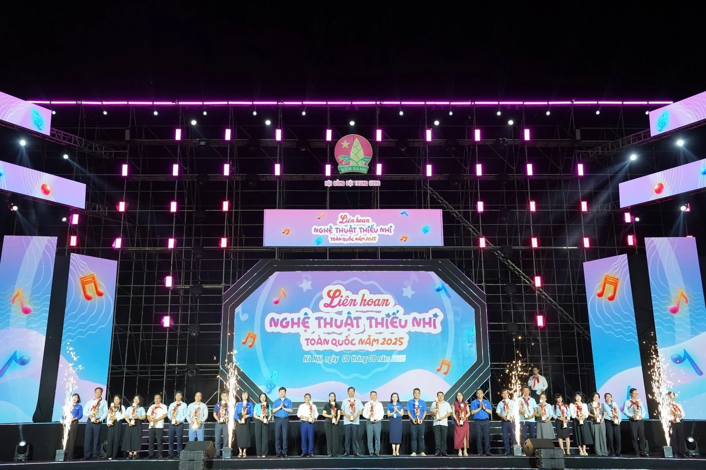 Chị Nguyễn Phạm Duy Trang - Bí thư T.Ư Đoàn, Chủ tịch Hội đồng Đội T.Ư trao biểu trưng cho các đơn vị tham gia.