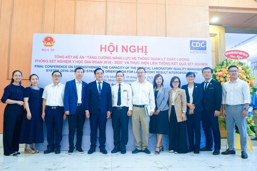 Các đại biểu, khách mời chụp ảnh tại hội nghị.