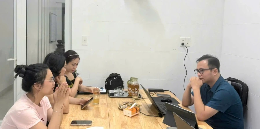 ThS Lê Trung Kiên tư vấn tâm lý cho học sinh và phụ huynh.