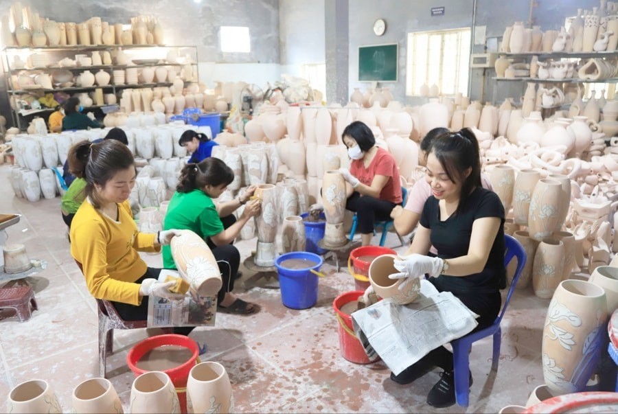 Sản xuất gốm sứ tại làng nghề Bát Tràng (xã Bát Tràng). lang-nghe-1-6594.jpg