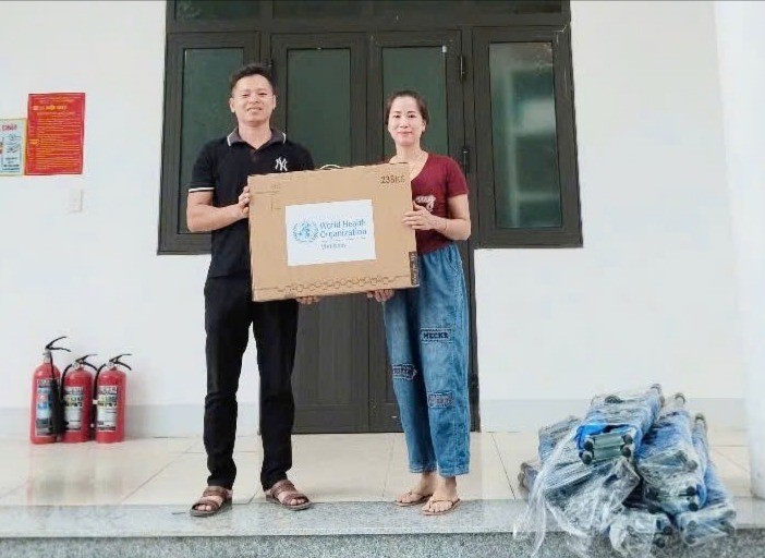 Trao thiết bị y tế cho Trạm Y tế xã Tằng Loỏng. z6937150300610-78324c274d122f8dab614bb59b5e865e-8160.jpg