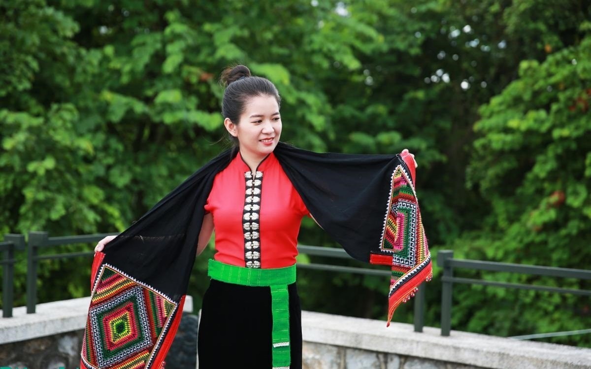 Phụ nữ dân tộc Thái luôn gắn bó với chiếc khăn Piêu. Ảnh: Thủy Lê khan-2-4563.jpg