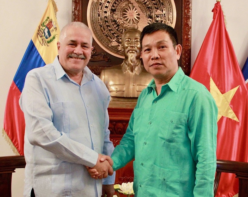 Đại sứ Cuba tại Venezuela Dagoberto Rodríguez và Đại sứ Vũ Trung Mỹ chụp ảnh chung. vn-cuba-1.jpg