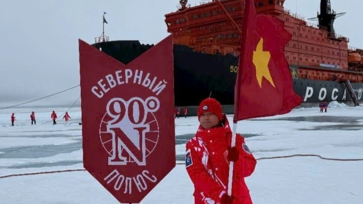 Nam Sơn đứng đúng điểm +90° với cờ Tổ quốc trong tay.