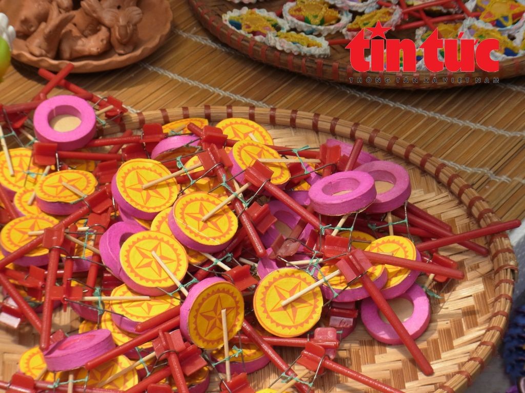 Trống bỏi vốn là món đồ chơi yêu thích mỗi dịp Trung thu về của thiếu nhi xưa. Trống bỏi vốn là món đồ chơi yêu thích mỗi dịp Trung thu về của thiếu nhi xưa.