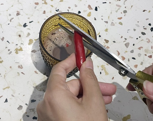 Một bạn trẻ học theo clip trên mạng pha chế cà phê với ớt. Một bạn trẻ học theo clip trên mạng pha chế cà phê với ớt.