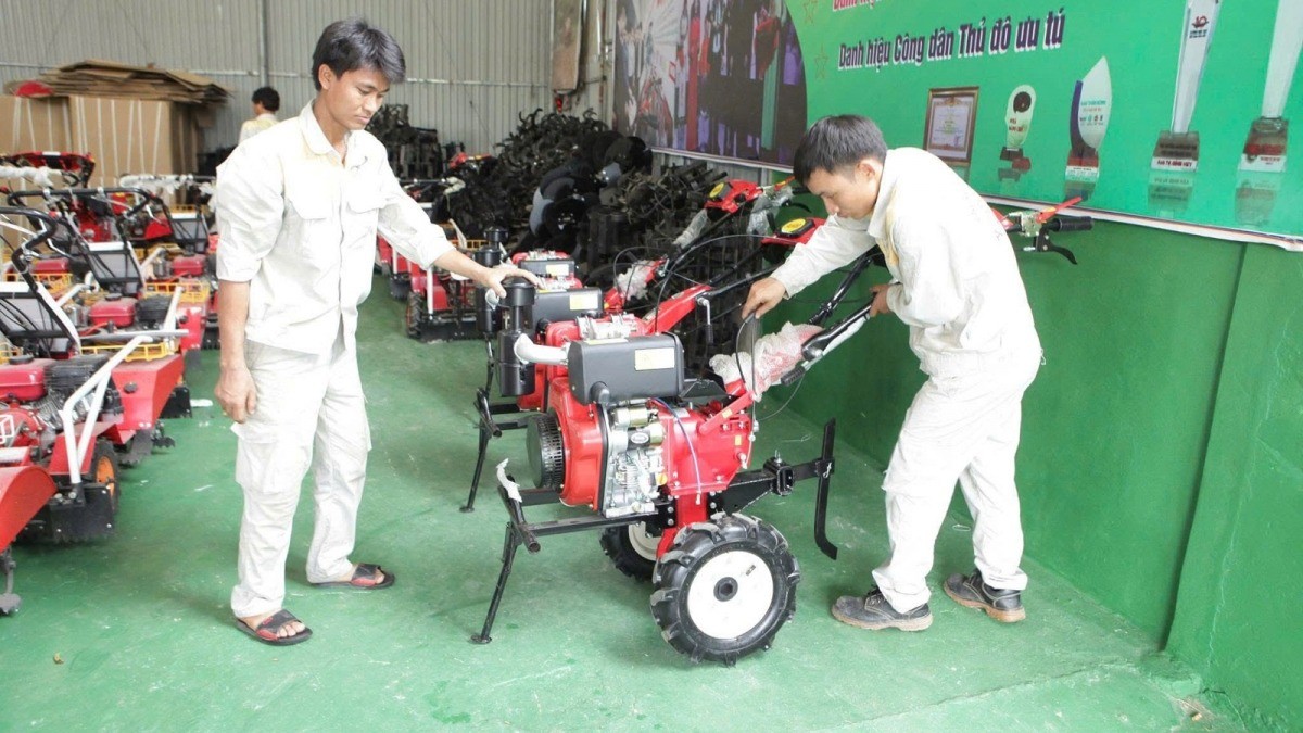 Anh Tạ Đình Huy (bìa phải) sáng chế ra những cỗ máy nông nghiệp, giúp người nông dân bớt nhọc nhằn trong công việc đồng áng. sang-che-2.jpg