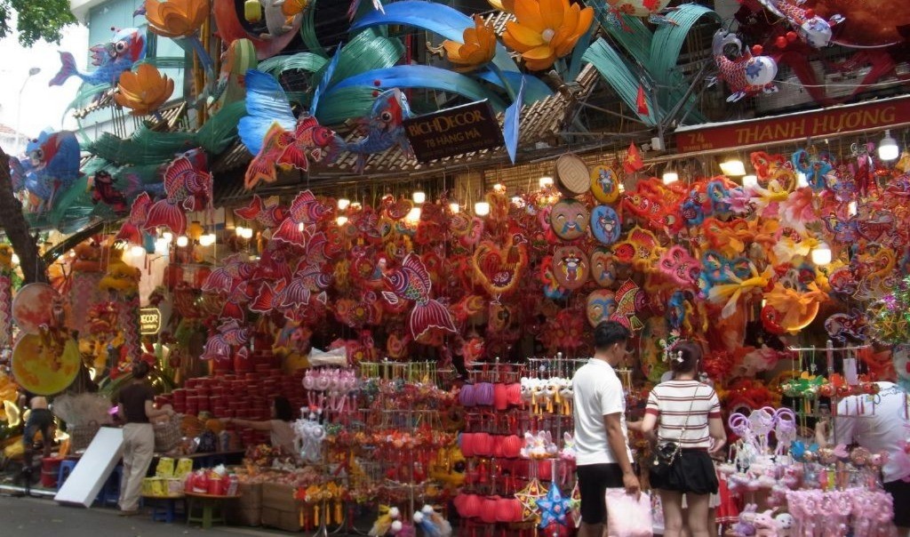 Phố Hàng Mã khoác lên mình tấm áo lộng lẫy, báo hiệu một mùa Trung thu rộn ràng đang về. trung-thu-1638.jpg