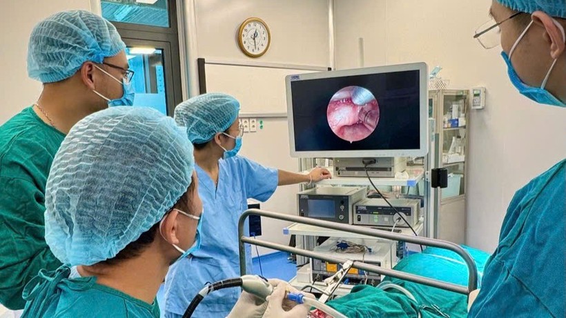 Các bác sĩ chẩn đoán bé bị u nang hố lưỡi thanh thiệt, một loại U nang hiếm gặp ở trẻ sơ sinh. phau-thuat.jpg