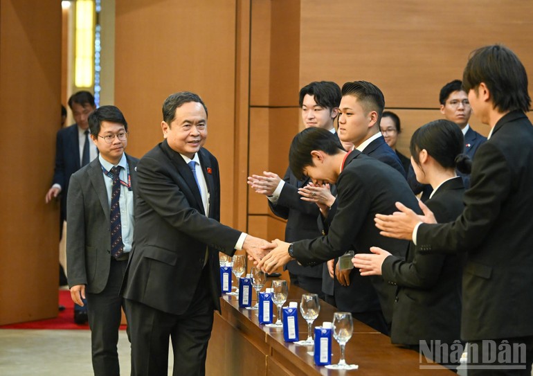 Chủ tịch Quốc hội Trần Thanh Mẫn với các Nghị sĩ trẻ Quốc hội Nhật Bản. qh-2.jpg