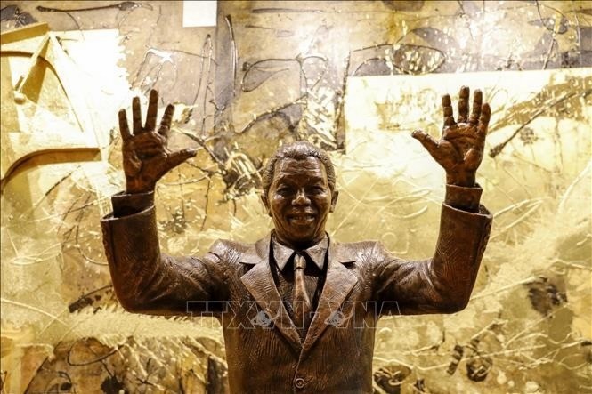 Bức tượng cố Tổng thống Nam Phi Nelson Mandela được trưng bày trong lễ khánh thành tại trụ sở LHQ ở New York (Mỹ). lhq-ky-niem-3.jpg