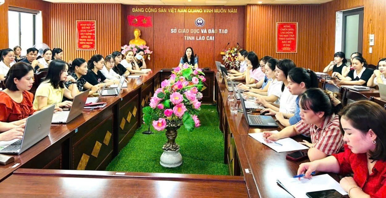 Các đại biểu tham dự hội nghị tại điểm cầu Sở Giáo dục và Đào tạo cơ sở phía Bắc. z6888065560419-08595d12bc13d7f0539899f70678d3c9.jpg