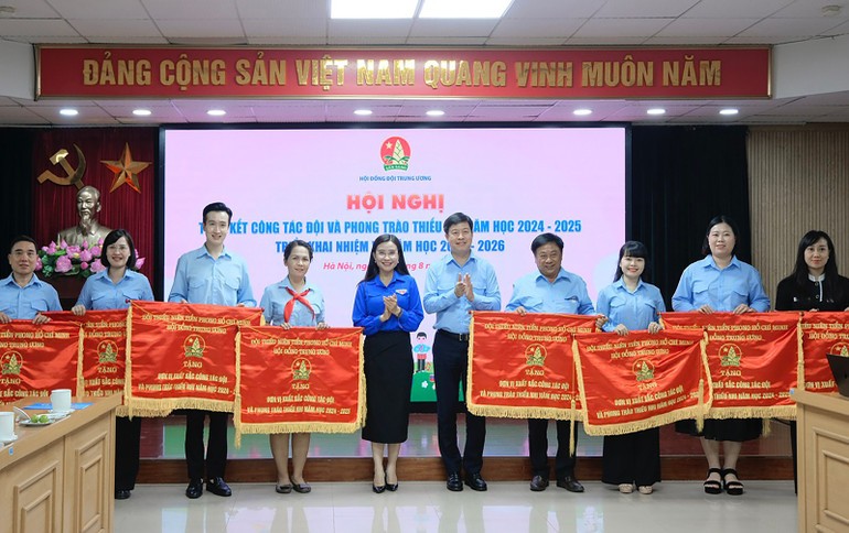 Đại diện Hội đồng Đội Trung ương trao Cờ thi đua tặng các đơn vị có thành tích xuất sắc trong năm học 2024-2025. Đại diện Hội đồng Đội Trung ương trao Cờ thi đua tặng các đơn vị có thành tích xuất sắc trong năm học 2024-2025.