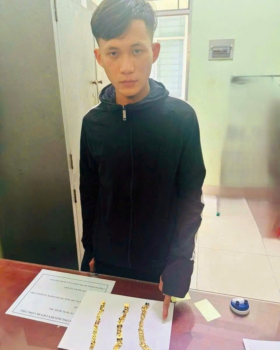 Huỳnh Tấn Thiện tại trụ sở công an. cuop-vang.jpg