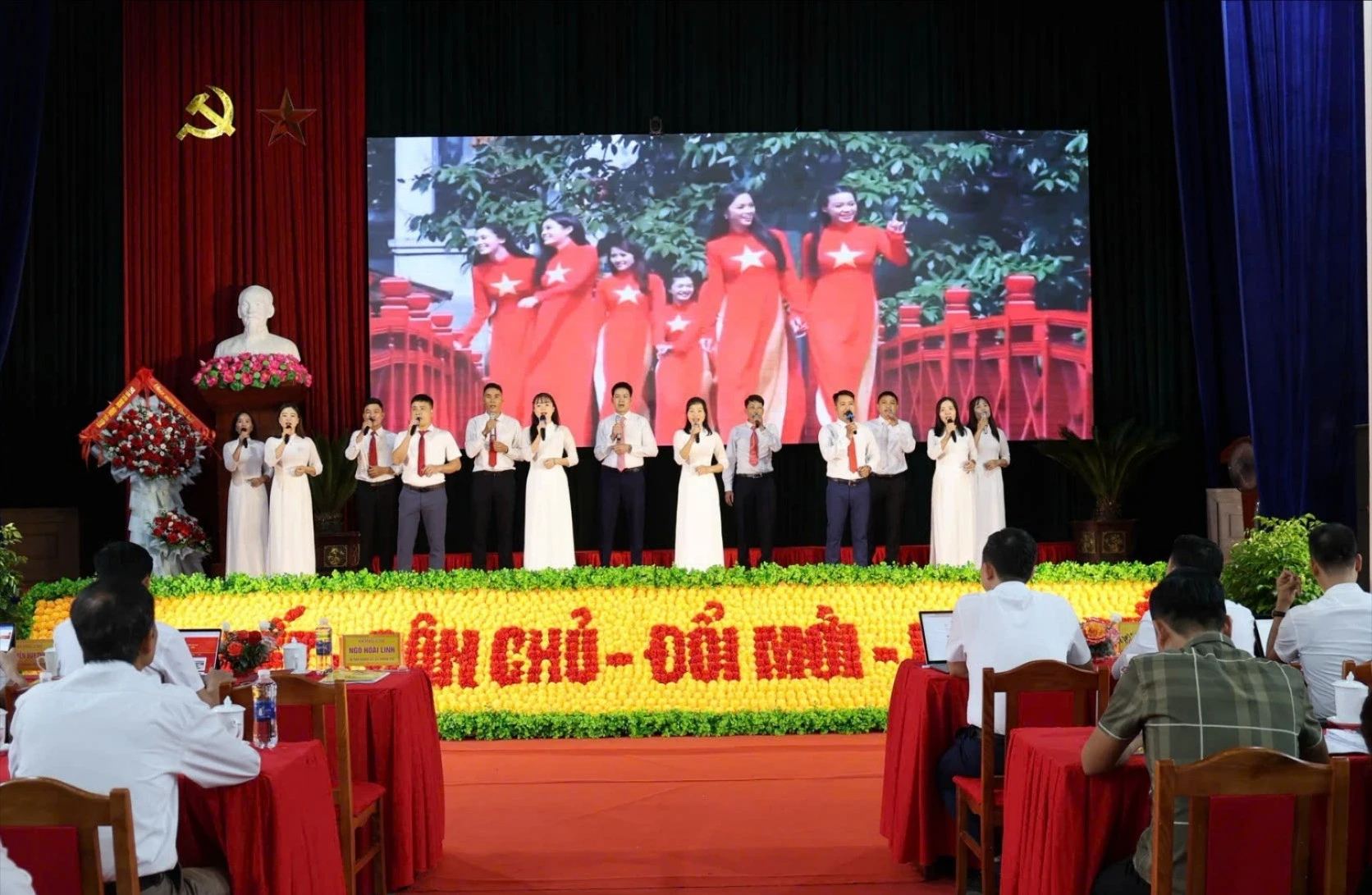 Văn nghệ chào mừng đại hội.