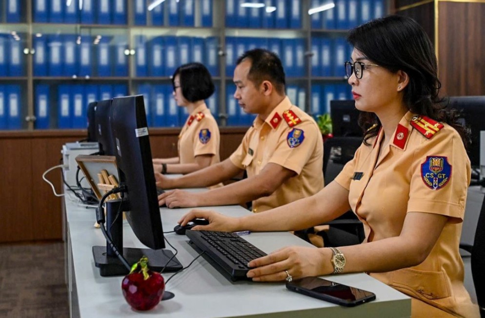 Lực lượng CSGT giám sát quá trình đấu giá biển số xe. dau-gia-bien-so-3030.jpg