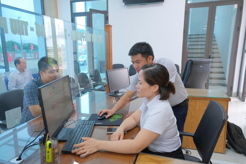 Nhân viên VNPT hỗ trợ cán bộ xã Yết Kiêu, TP Hải Phòng sử dụng các nghiệp vụ trên Cổng dịch vụ Công quốc gia. ho-tro-1.jpg