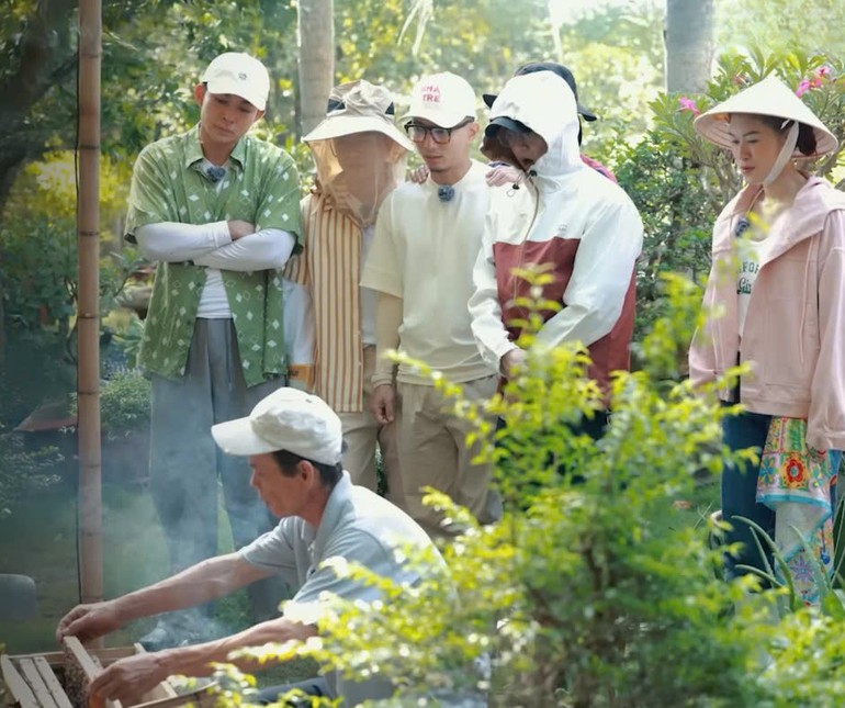 Các nghệ sĩ đi lấy mật ong cùng chú Chín tại Giồng Trôm, Bến Tre. du-lich-6.jpg