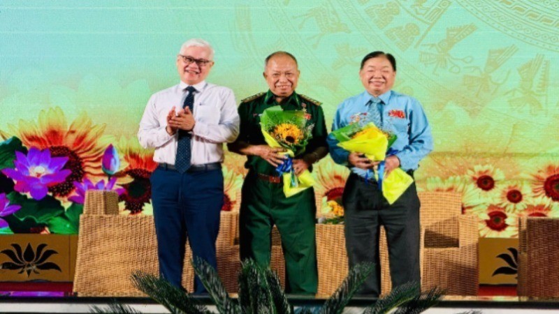 Đồng chí Nguyễn Văn Lợi, Trưởng đoàn Đại biểu Quốc hội Thành phố Hồ Chí Minh tặng hoa tri ân Anh hùng Lực lượng vũ trang Đoàn Văn Thái (đứng giữa) và Anh hùng Lực lượng vũ trang Ngô Tùng Chinh (bên phải). gia-tri-anh-hung-5019.jpg