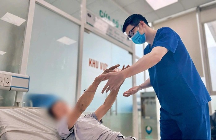 Bệnh nhân sốc nhiệt sốc làm việc ngoài trời nắng kéo dài được điều trị tại cơ sở y tế. nang-nong-2.jpg