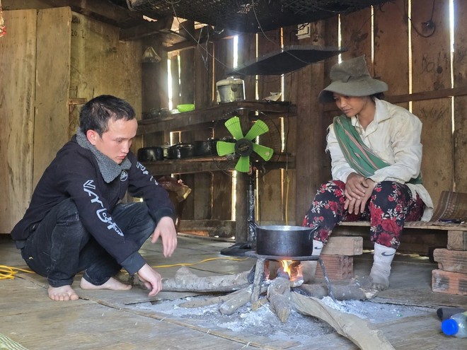 Anh A Nhanh (trái) ở xã Đăk Na (huyện Tu Mơ Rông, tỉnh Kon Tum) được giải cứu và trở về nhà sau khi bị lừa sang Campuchia với chiêu trò “việc nhẹ, lương cao”. vn-chong-toi-pham-2.jpg