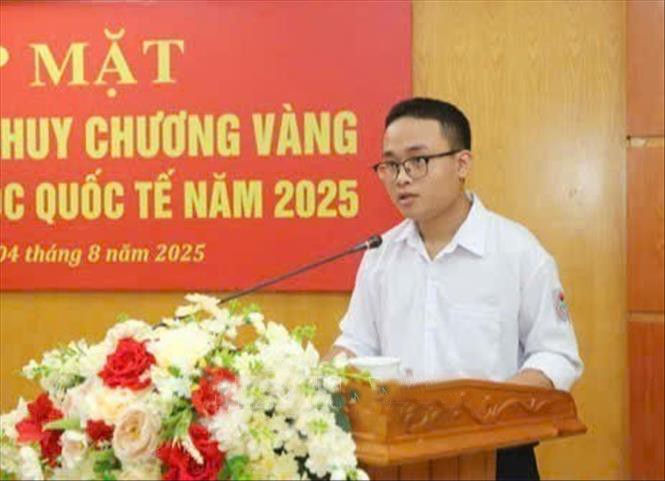 Em Trần Minh Hoàng, học sinh lớp 12 Toán 1, Trường THPT Chuyên Hà Tĩnh phát biểu tại buổi gặp mặt. hs.jpg