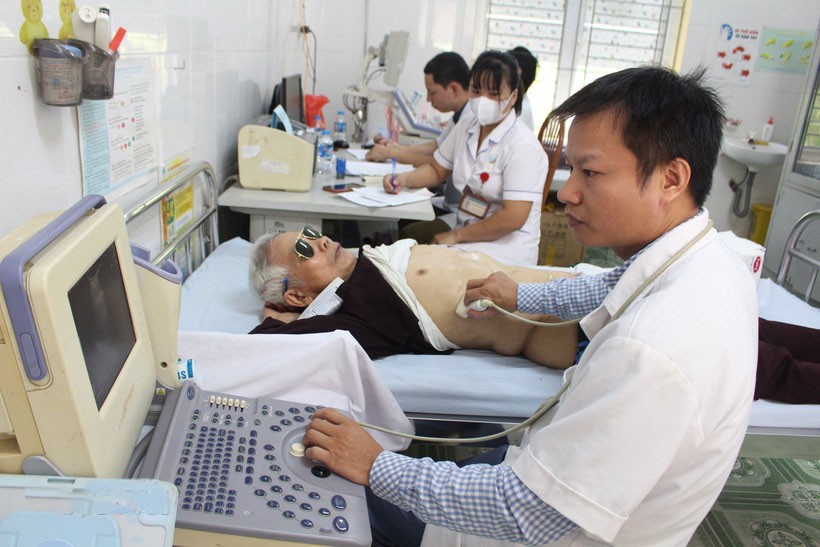 Các bác sỹ siêu âm cho người cao tuổi. bh-y-te.jpg