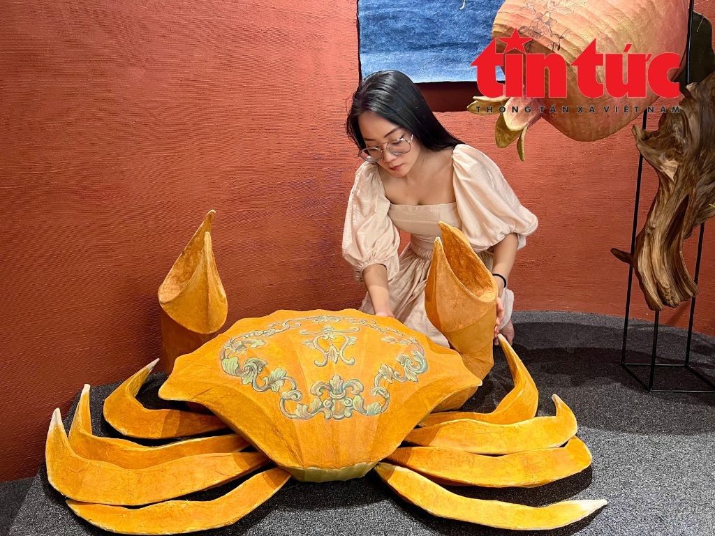 Đèn con cua, tác phẩm nghệ thuật của thợ thủ công Đoàn Thái Cúc Hương. Đèn con cua, tác phẩm nghệ thuật của thợ thủ công Đoàn Thái Cúc Hương.