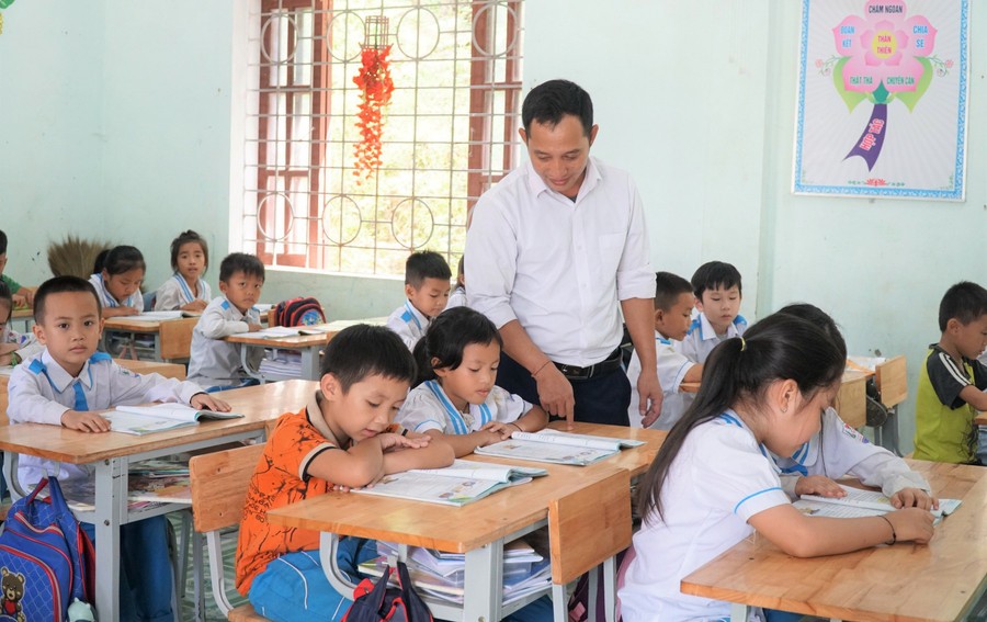 Giờ học tại Trường Tiểu học Nga My (xã Nga My, Nghệ An). hoc-tro.jpg