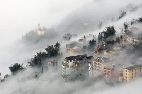 Vẻ đẹp huyền ảo của Sa Pa bồng bềnh trong sương.