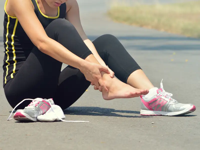 إن الجري بسرعة كبيرة قد يسبب الإصابة. Chạy bộ quá sức có thể gây chấn thương.