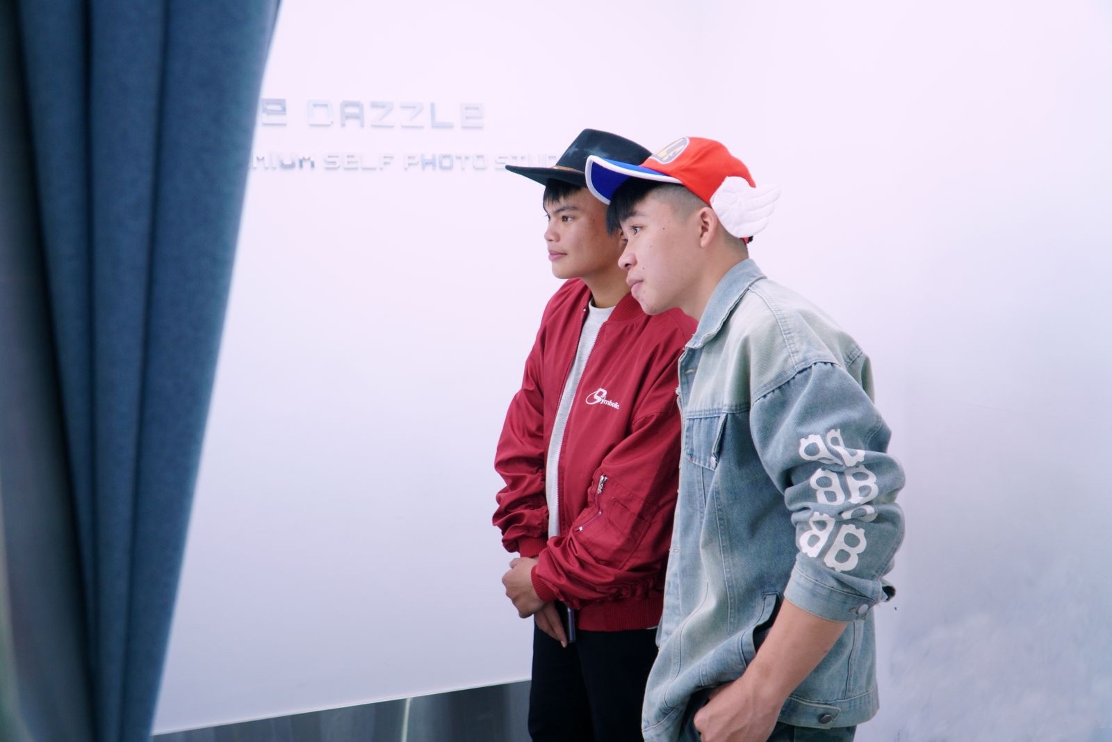 Các bạn nam cũng thích thú với chụp ảnh Photobooth. anh-2.jpg