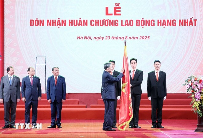 Tổng Bí thư Tô Lâm trao tặng Huân chương Lao động hạng Nhất cho ngành Văn hóa, Thể thao và Du lịch. nganh-van-hoa-8-resize.jpg